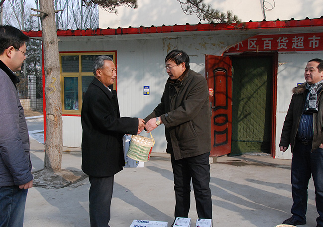 公司工會(huì)與省經(jīng)貿(mào)工會(huì)領(lǐng)導(dǎo)走訪慰問老黨員、困難職工