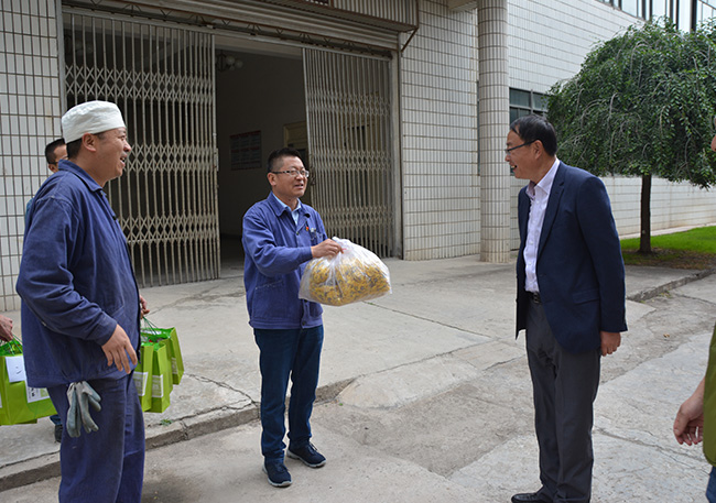 公司黨委書記、工會主席為一線職工送關(guān)愛